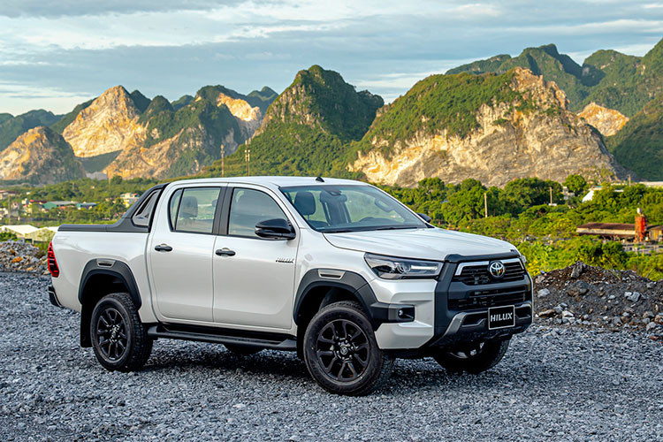 Toyota Hilux thế hệ mới gây bất ngờ khi nỗ lực đẩy doanh số tăng trưởng. Trong tháng 5 vừa qua, Toyota giao đến khách hàng 356 xe Hilux, tăng 26,7% so với tháng 4 (281 xe). Sự kiện này giúp Hilux giành lại vị trí thứ 2 từ Mitsubishi Triton.