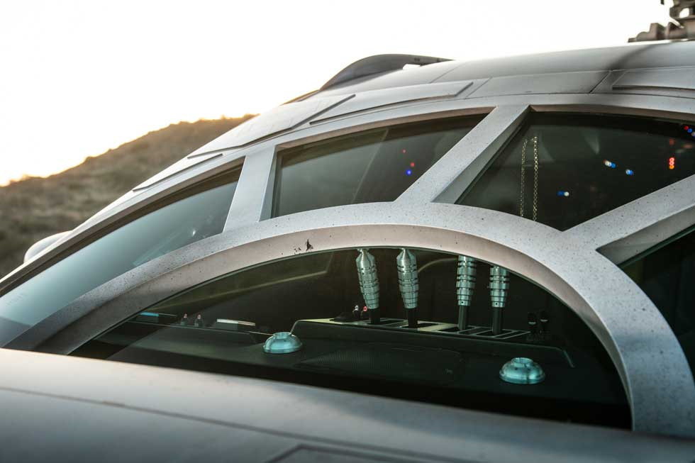 Nissan Rouge Star Wars mang vẻ ngoài ấn tượng nhờ các tấm thân xe làm thủ công bằng nhôm, học theo hình dáng phi thuyền Millennium Falcon. Kính chắn gió cũng lấy cảm hứng từ Millennium Falcon.