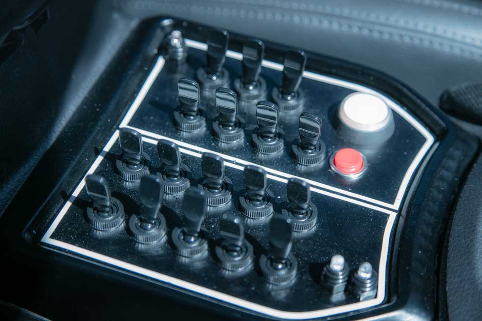 Những chi tiết và nội thất còn lại đều giống phiên bản tiêu chuẩn. Tuy nhiên, hãng xe ôtô Nissan cho biết chiếc xe có một bảng điều khiển hyperdrive tại trung tâm tablo. Các nút điều khiển, đèn và hiệu ứng âm thanh lấy cảm hứng từ buồng lái của Millennium Falcon.