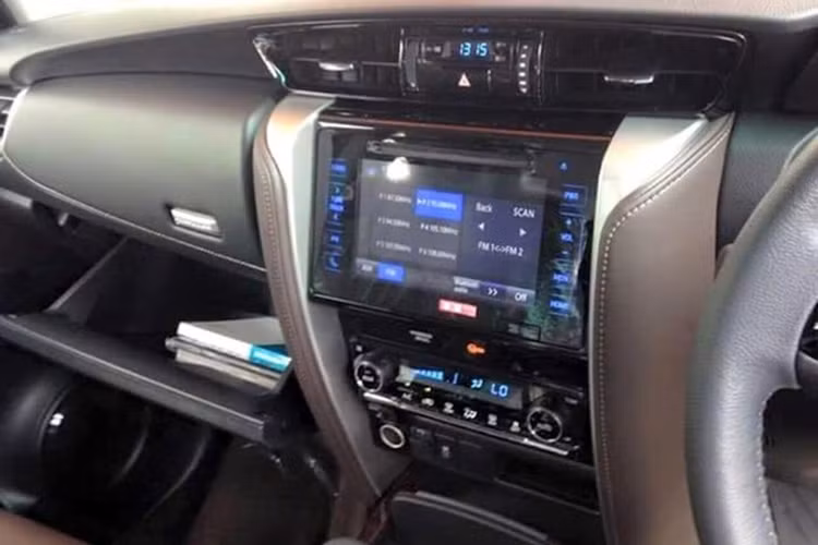 Xe sở hữu màn hình giải trí đa chức năng 7 inch, vô-lăng 3 chấu tích hợp các phím điều khiển.