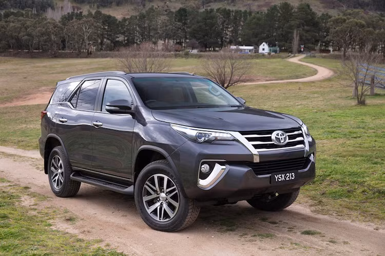 Tại thị trường Thái Lan thì Toyota Fortuner 2016 sẽ có tổng cộng 5 phiên bản với 2 tuỳ chọn động cơ diesel và xăng.