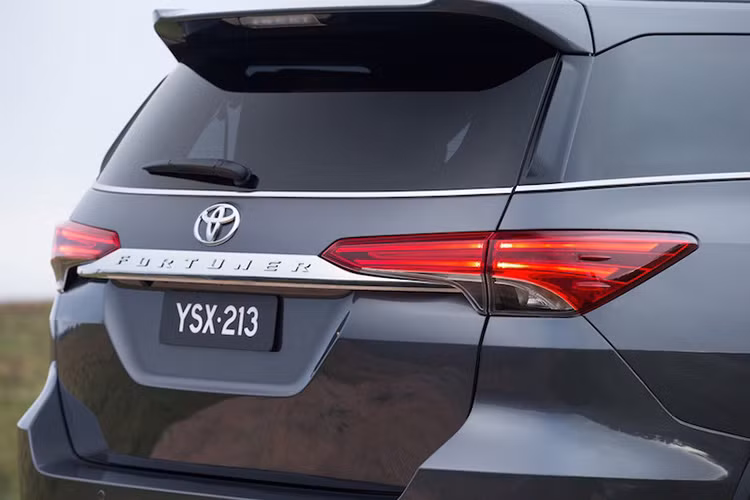 Cụm đèn hậu có kiểu dáng nhỏ và kéo dài đến gần logo đặt giữa. Hai cụm đèu hậu được nối bởi một thanh mạ chrôm sáng và có dòng chữ “Fortuner” bên trên.