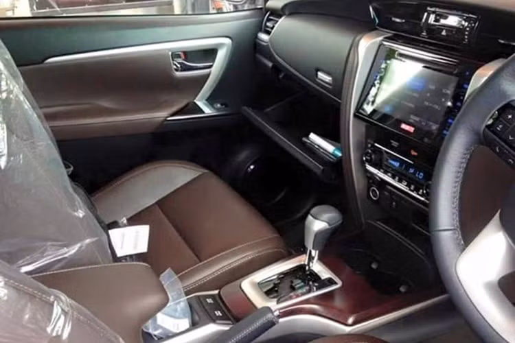 Phần nội thất của Toyota Fortuner 2016 cũng đã có những thay đổi tích cực với kiểu bố trí hiện đại với việc xếp gọn lại bảng điều khiển trung tâm, cho nó kẹp giữa hai chi tiết mang màu cùng tông với ghế ngồi.