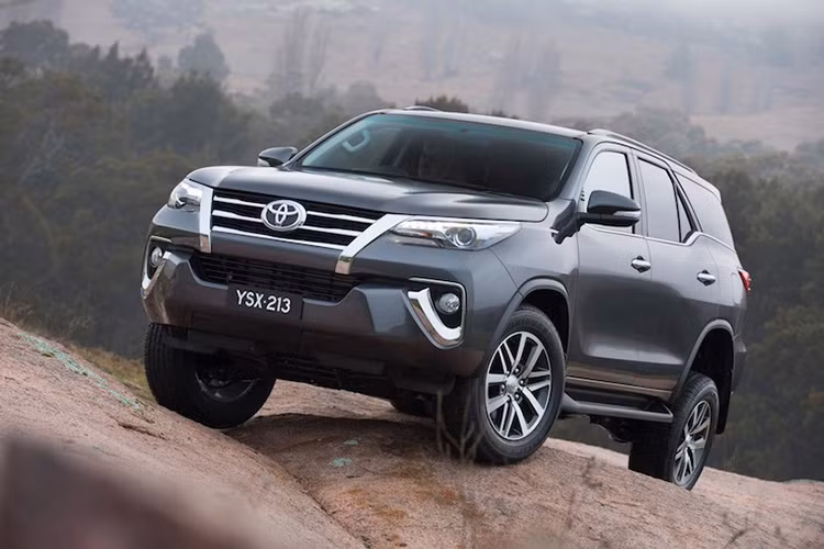 Toyota Fortuner 2016được thiết kế với hai bên lưới tản nhiệt còn có các thanh viền to bản, mạ chrôm sáng làm cho phần đầu xe trở nên cứng cáp, mạnh mẽ và hiện đại hơn.