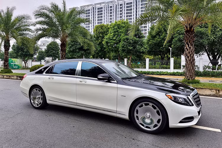 Mức giá xe Mercedes-Maybach S600 trong bài viết này được xem là khá "mềm" bởi ngoại hình xe còn khá mới và nó được chủ nhân sử dụng khoảng hơn 5 năm. Xe chào bán trên sàn xe cũ với giá hơn tỷ. Như vậy nếu tính mức giá sau thuế tiêu thụ đặc biệt từ tháng 7/2016, chủ nhân của xe chịu lỗ tới hơn 8 tỷ đồng cho chiếc xe này.