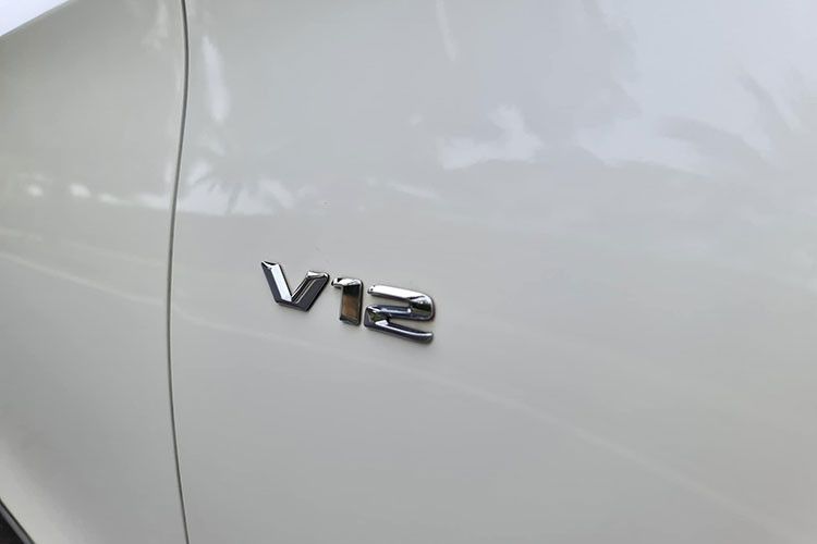 Bên cạnh đó điểm khác biệt về thiết kế ngoại thất so với phiên bản tiêu chuẩn nằm ở lưới tản nhiệt 3 nan kép, đèn pha và đèn định vị LED, bộ vành 19 inch đa chấu, ống xả kép và logo Maybach, vị trí cột B có sự xuất hiện của 2 nẹp kim loại mạ chrome nhằm phân biệt với "người anh em" S-Class...