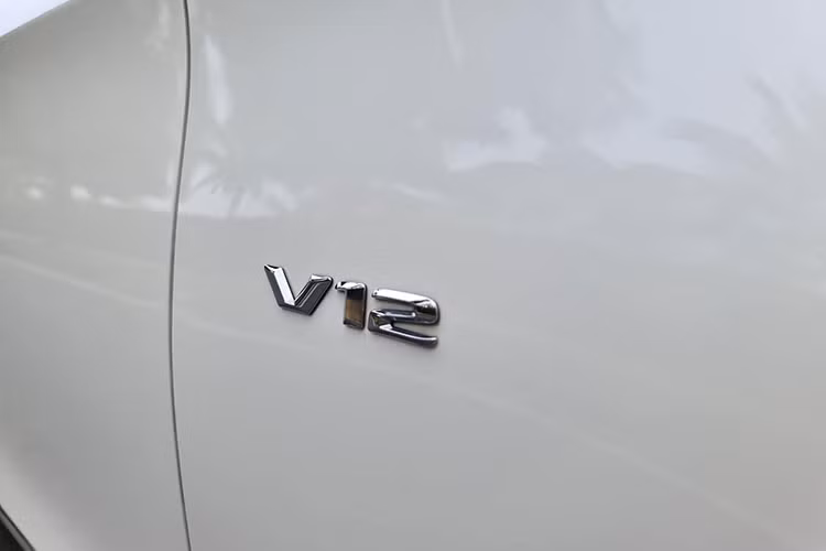 Bên cạnh đó điểm khác biệt về thiết kế ngoại thất so với phiên bản tiêu chuẩn nằm ở lưới tản nhiệt 3 nan kép, đèn pha và đèn định vị LED, bộ vành 19 inch đa chấu, ống xả kép và logo Maybach, vị trí cột B có sự xuất hiện của 2 nẹp kim loại mạ chrome nhằm phân biệt với "người anh em" S-Class...