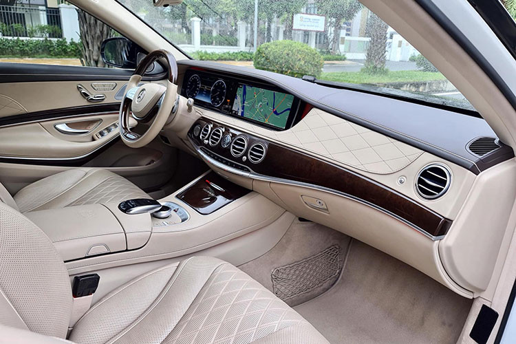 Ngoài vô lăng thiết kế khá tinh tế, sang trọng - bảng điều khiển trung tâm được tô điểm với đồng hồ cơ học phong cách cổ điển, cùng nhiều tính năng hiện đại bậc nhất thời điểm đó...