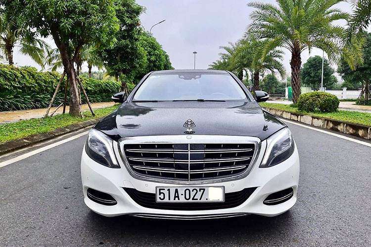 Về ngoại hình, xe sở hữu chiều dài 5.453 mm, với trục cơ sở kéo dài thêm 20 cm, Maybach S600 khác biệt hoàn toàn so với những chiếc Mercedes-Benz S-Class thông thường. Nhìn từ bên hông, chiếc xe siêu sang của Mercedes mang nhiều đường nét thiết kế của mẫu Maybach 57 vang danh một thời.
