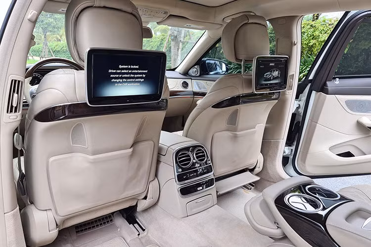 Mercedes-Maybach S600 2015 sử dụng động cơ V12 tăng áp kép, dung tích 6.0 lít, sản sinh công suất cực đại 530 mã lực và mô-men xoắn cực đại 830 Nm. Kết hợp với hộp số tự động 7 cấp 7G-Tronic Plus, xe mất 5 giây để tăng tốc từ 0-100 km/h trước khi đạt vận tốc tối đa 250 km/h.