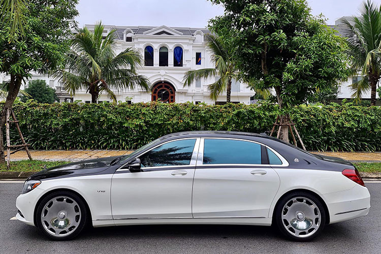 Chiếc xe siêu sang Mercedes-Maybach S600 trong bài viết này được sản xuất từ năm 2015, sở hữu ngoại thất màu trắng và đăng kí biển số TP HCM. Theo như chủ nhân rao bán trên sàn xe cũ, chiếc Mercedes-Maybach S600 lăn bánh khá ít. Do không có nhu cầu tiếp tục sử dụng, chủ nhân của xe đã quyết định rao bán lại với giá hơn 5 tỷ đồng.