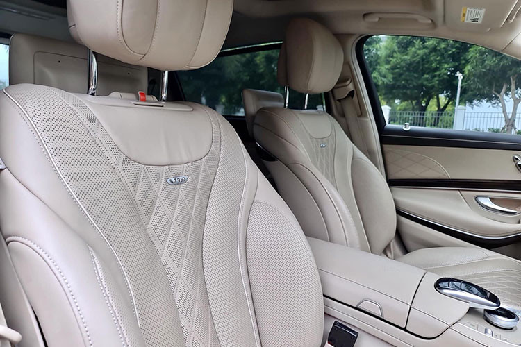 Hàng ghế sau của có khoảng duỗi chân khá thoải mái nhờ trục cơ sở kéo dài. Nệm dầy, đặc biệt ghế master bên phía tay phải còn có nệm kê chân và chế độ masage cho chủ nhân giảm mệt mỏi. Trên bảng táp lô và cả hàng ghế sau đều được trang bị hệ thống màn hình giải trí đa phương tiện...