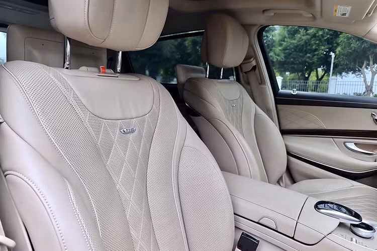 Hàng ghế sau của có khoảng duỗi chân khá thoải mái nhờ trục cơ sở kéo dài. Nệm dầy, đặc biệt ghế master bên phía tay phải còn có nệm kê chân và chế độ masage cho chủ nhân giảm mệt mỏi. Trên bảng táp lô và cả hàng ghế sau đều được trang bị hệ thống màn hình giải trí đa phương tiện...