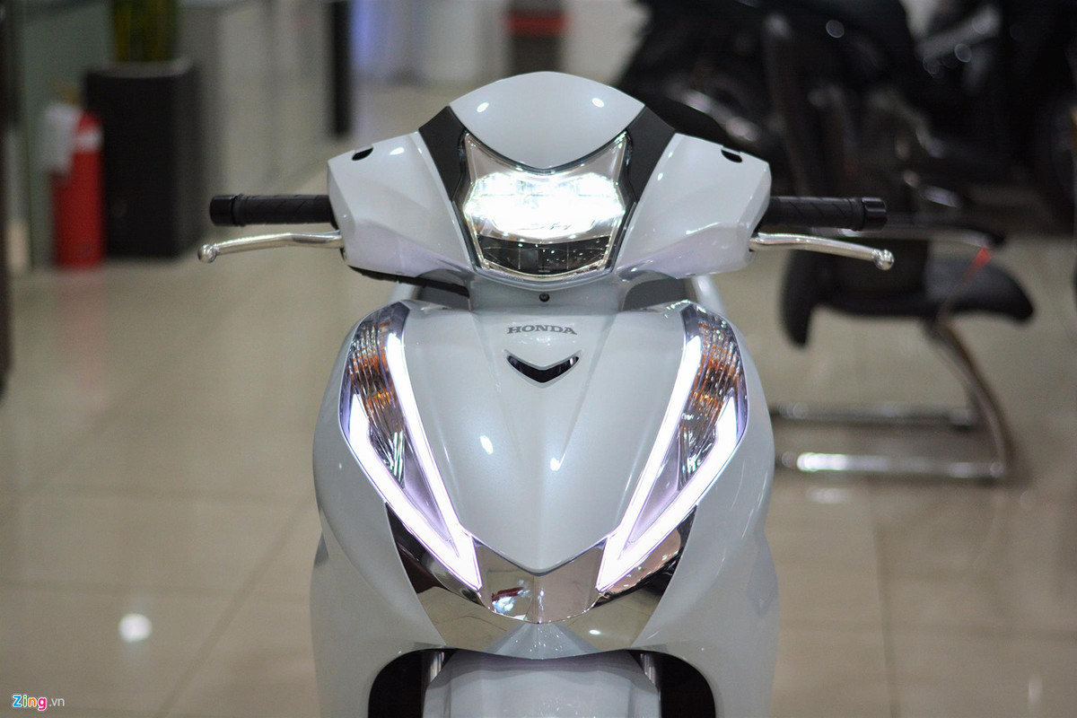 Mặt trước của SH300i 2019 nổi bật với dãy đèn định vị tạo dáng chữ V cùng phần ốp mạ crom. Đây là điểm khác biệt dễ nhận thấy nhất trên phiên bản 2019 so với thế hệ trước.