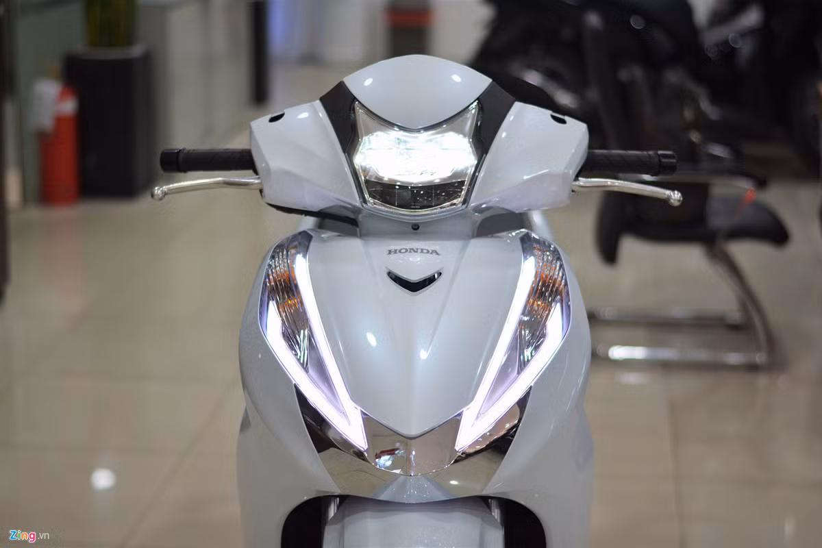 Mặt trước của SH300i 2019 nổi bật với dãy đèn định vị tạo dáng chữ V cùng phần ốp mạ crom. Đây là điểm khác biệt dễ nhận thấy nhất trên phiên bản 2019 so với thế hệ trước.