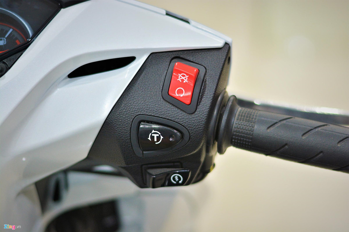 Honda SH300i 2019 là mẫu xe tay ga đầu tiên tại Việt Nam được trang bị hệ thống kiểm soát lực xoắn (HSTC), HSTC giúp phát hiện và kiểm soát hiện tượng trượt bánh sau thông qua điều chỉnh hệ thống phun xăng. Hệ thống HSTC có thể được bật, tắt thông qua nút nhấn bên tay phải.