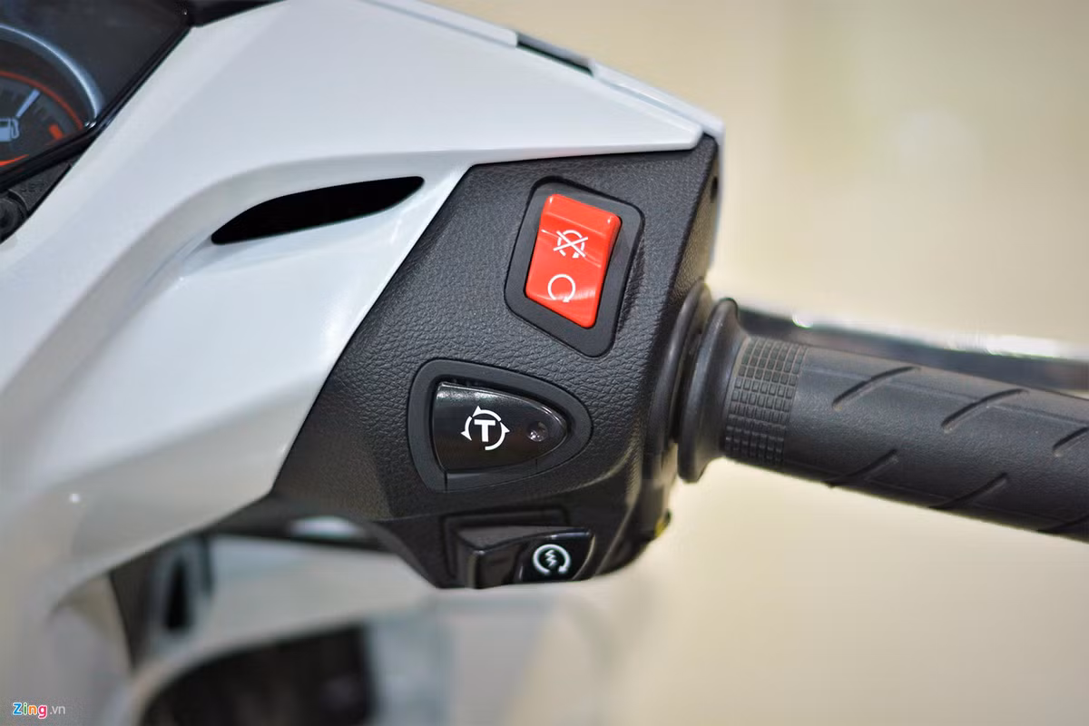 Honda SH300i 2019 là mẫu xe tay ga đầu tiên tại Việt Nam được trang bị hệ thống kiểm soát lực xoắn (HSTC), HSTC giúp phát hiện và kiểm soát hiện tượng trượt bánh sau thông qua điều chỉnh hệ thống phun xăng. Hệ thống HSTC có thể được bật, tắt thông qua nút nhấn bên tay phải.