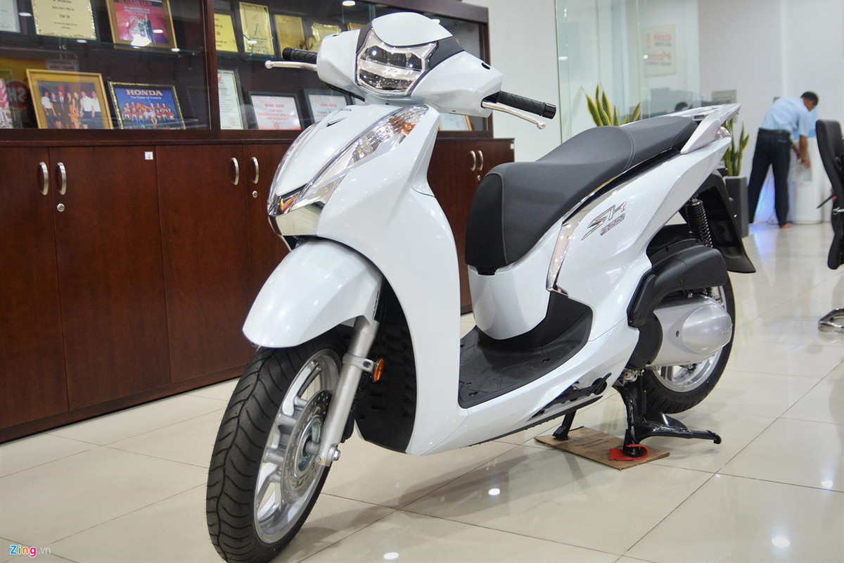  Giá xe Honda SH 300i đề xuất là 276,4 triệu đồng cho phiên bản tiêu chuẩn (trắng đen và đỏ đen) và 278,9 triệu đồng cho phiên bản thể thao (xám đen). Theo ghi nhận thực tế tại cửa hàng, mức giá của phiên bản tiêu chuẩn cao hơn khoảng 1 triệu đồng so với giá đề xuất. Đối thủ của Honda SH 300i có thể kể đến Vespa GTS 300, mẫu xe này được sản xuất tại Việt Nam với giá 129 triệu đồng.