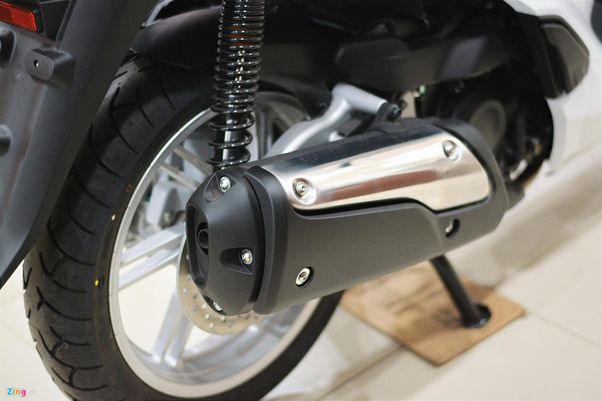 SH 300i dùng giảm xóc đôi cho bánh sau, hệ thống phanh sau sử dụng đĩa phanh đường kính 256 mm cùng heo dầu 1 piston, lốp sau có kích thước 130/70-16. SH 300i 2019 được trang bị ống xả kích thước lớn để phù hợp với động cơ 279 cc.