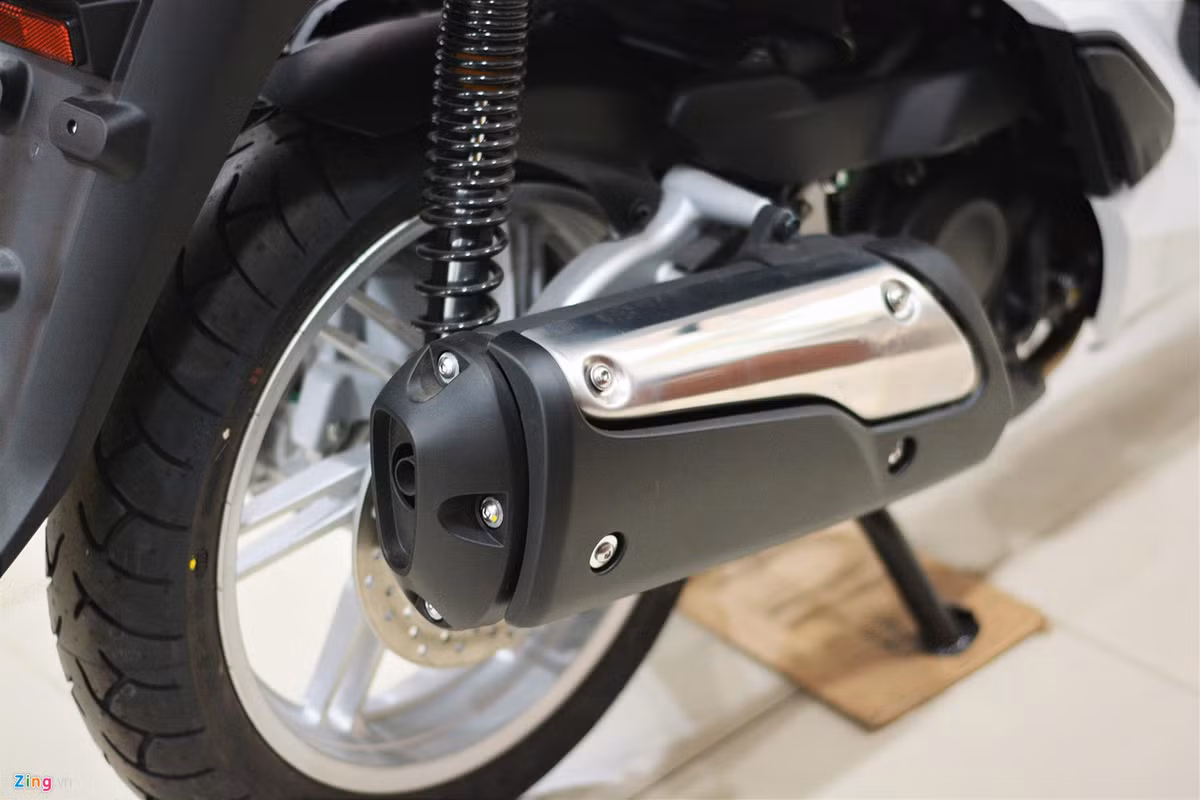 SH 300i dùng giảm xóc đôi cho bánh sau, hệ thống phanh sau sử dụng đĩa phanh đường kính 256 mm cùng heo dầu 1 piston, lốp sau có kích thước 130/70-16. SH 300i 2019 được trang bị ống xả kích thước lớn để phù hợp với động cơ 279 cc.
