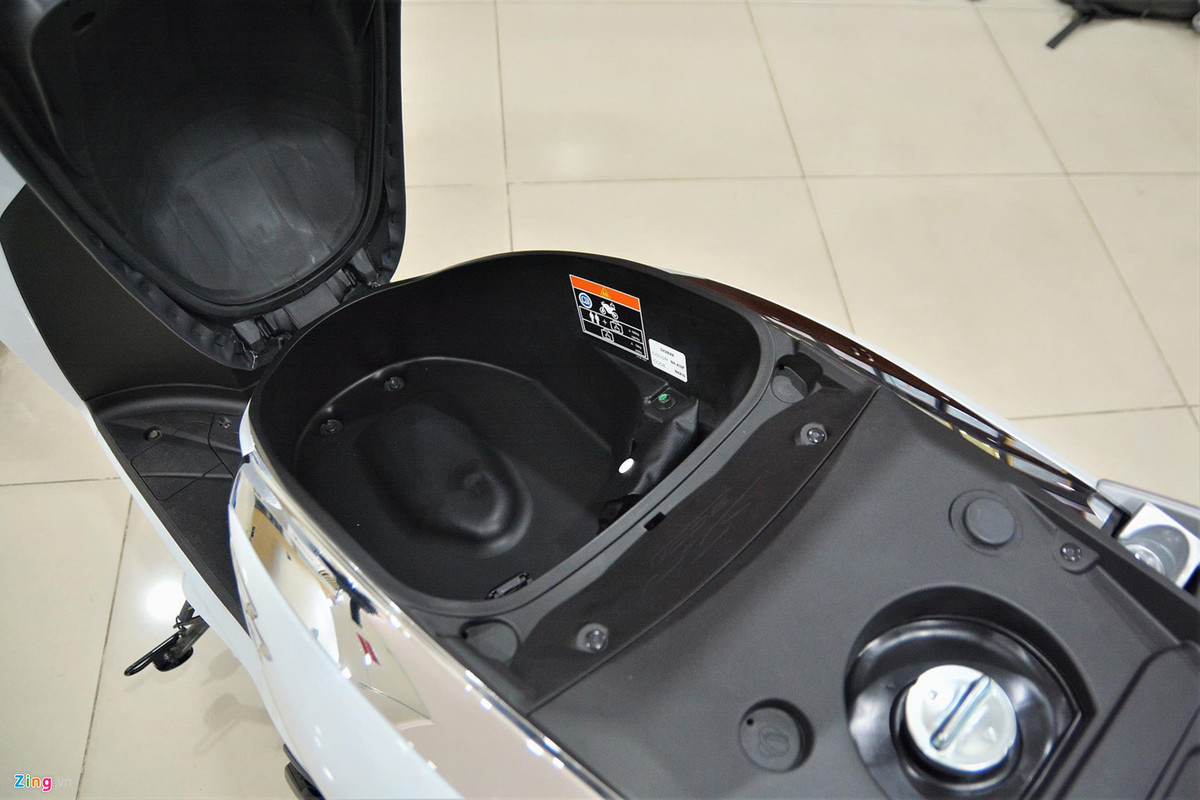 Phía dưới yên xe cao 805 mm là bình xăng có dung tích 9 lít và cốp để đồ dung tích 19 lít. Bên trong cốp được trang bị sẵn cổng sạc điện thoại 12W.