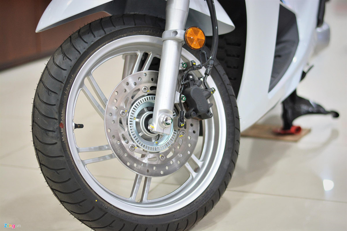 Phanh trước của SH 300i được trang bị hệ thống chống bó cứng phanh ABS đi kèm với heo dầu 2 piston cùng đĩa phanh có đường kính 350 mm. Mâm có thiết kế 6 chấu kép đường kính 16 inch, xe sử dụng lốp trước có kích thước 110/70-16.