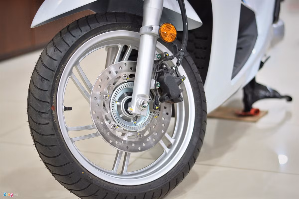 Phanh trước của SH 300i được trang bị hệ thống chống bó cứng phanh ABS đi kèm với heo dầu 2 piston cùng đĩa phanh có đường kính 350 mm. Mâm có thiết kế 6 chấu kép đường kính 16 inch, xe sử dụng lốp trước có kích thước 110/70-16.