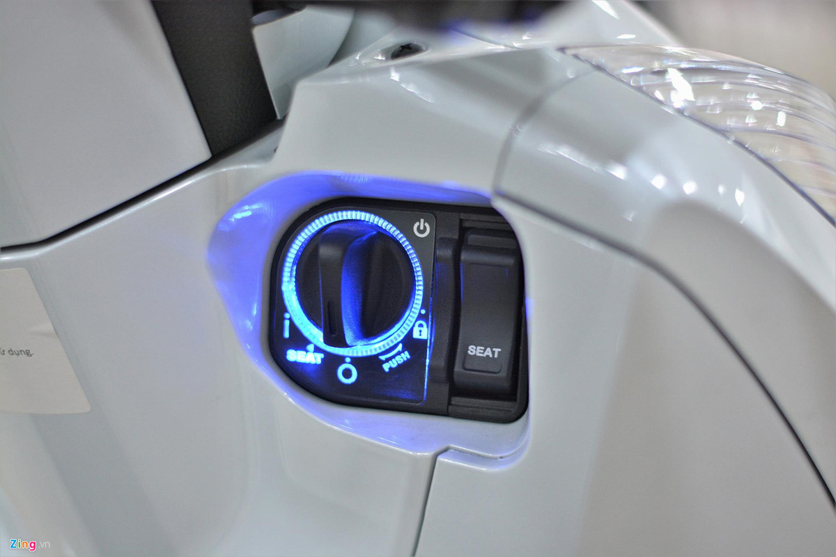 Phiên bản mới này của SH 300i được trang bị khóa thông minh Smartkey với tính năng khởi động xe không dùng chìa. Các mẫu xe tay ga hiện nay hầu hết đều được tích hợp Smartkey, từ Honda Vision tới Yamaha FreeGo mới ra mắt.