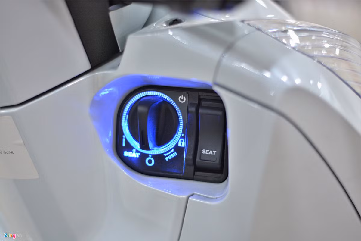 Phiên bản mới này của SH 300i được trang bị khóa thông minh Smartkey với tính năng khởi động xe không dùng chìa. Các mẫu xe tay ga hiện nay hầu hết đều được tích hợp Smartkey, từ Honda Vision tới Yamaha FreeGo mới ra mắt.