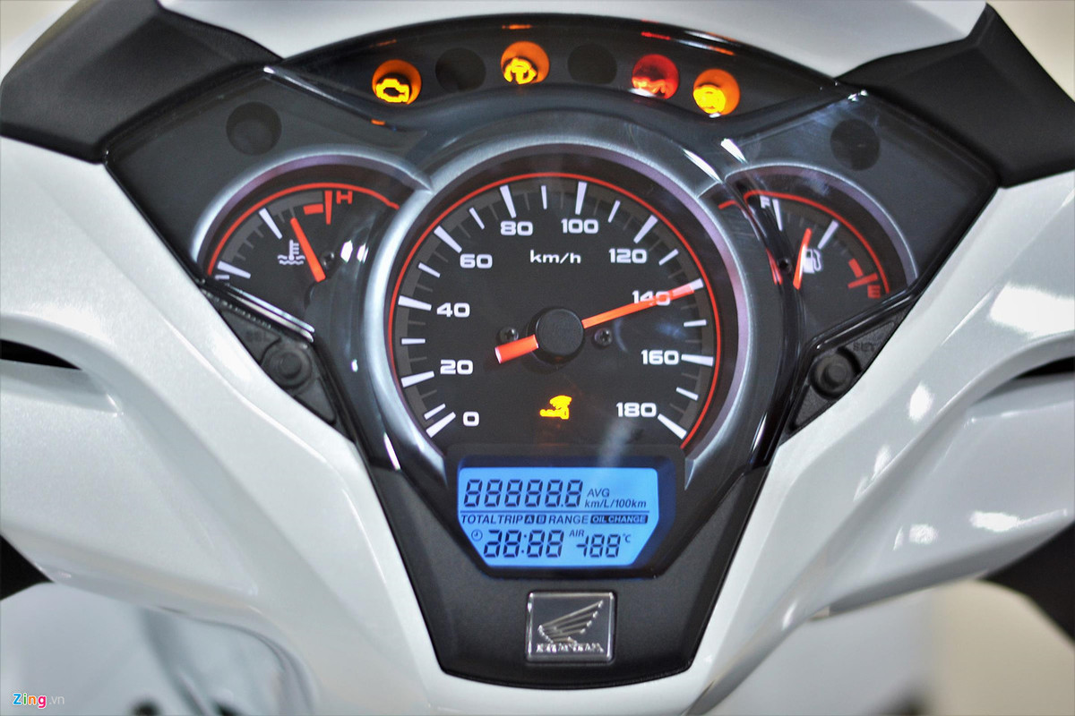 Cụm đồng hồ hiển thị được chia thành từng khu vực khác nhau, đây là kiểu thiết kế thường thấy trên các mẫu xe của Honda. Màn hình điện tử phụ phía dưới hiển thị các thông tin như mức tiêu hao nhiên liệu, nhiệt độ môi trường, đồng hồ... 