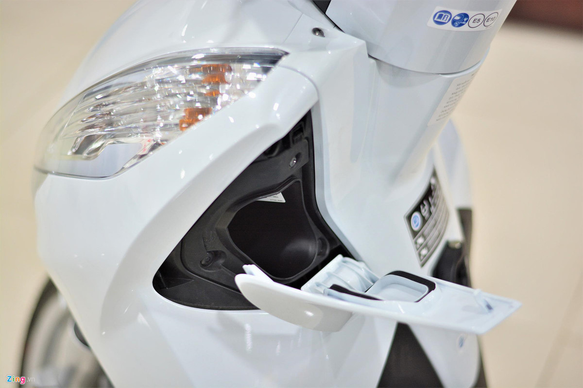 Phía trước xe được trang bị hộc chứa nhỏ bên trái có thể để vừa các vật dụng như chìa khóa, kính mát... Hộc chứa đồ có thiết kế chống nước, không được trang bị ổ khóa.