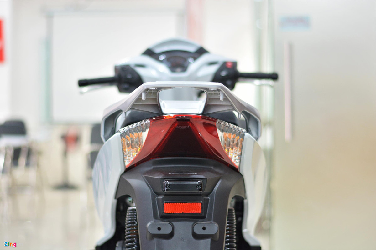 Đuôi xe có tay dắt kích thước lớn, đèn hậu hình chữ V ngược vuốt nhọn, sử dụng công nghệ LED. 