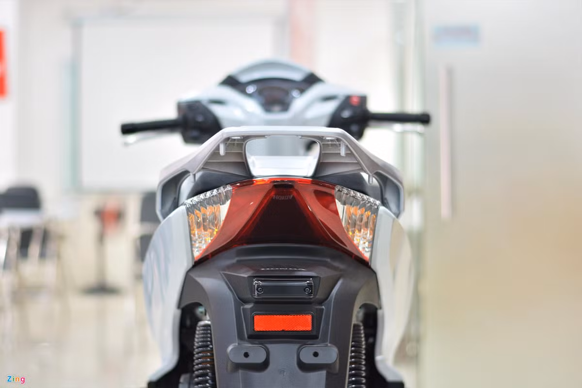 Đuôi xe có tay dắt kích thước lớn, đèn hậu hình chữ V ngược vuốt nhọn, sử dụng công nghệ LED. 