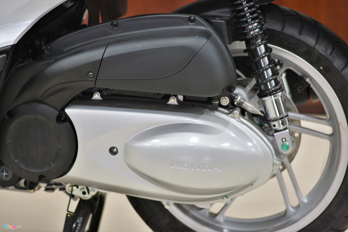 Mẫu xe ga Honda SH 300i 2019 sử dụng động cơ xy-lanh đơn có dung tích 279 cc, làm mát bằng chất lỏng sản sinh công suất 25,2 mã lực tại 7.500 vòng/phút và mô-men xoắn cực đại đạt 25,5 Nm tại 5.000 vòng/phút.