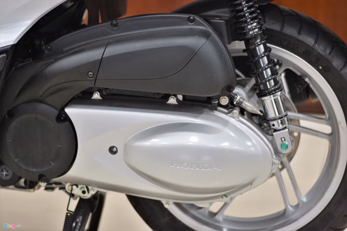 Mẫu xe ga Honda SH 300i 2019 sử dụng động cơ xy-lanh đơn có dung tích 279 cc, làm mát bằng chất lỏng sản sinh công suất 25,2 mã lực tại 7.500 vòng/phút và mô-men xoắn cực đại đạt 25,5 Nm tại 5.000 vòng/phút.