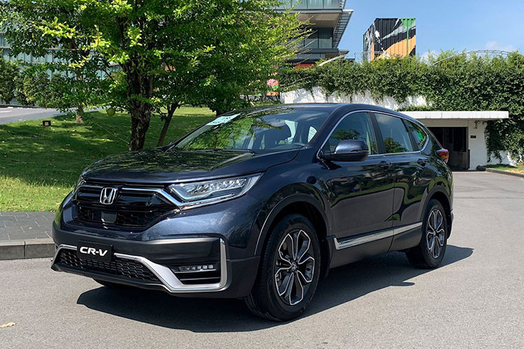 Tại thị trường ôtô Việt Nam, Honda CR-V có 3 phiên bản E, G và L, với giá bán lần lượt 998 triệu đồng, 1,048 tỷ đồng và 1,118 tỷ đồng. Kết thúc năm 2020 với doanh số 11.365 xe được bán ra, Honda CR-V đứng thứ 2 phân khúc crossover cỡ C, thấp hơn Mazda CX-5 (11.803 xe) và cao hơn Hyundai Tucson (10.827 xe).