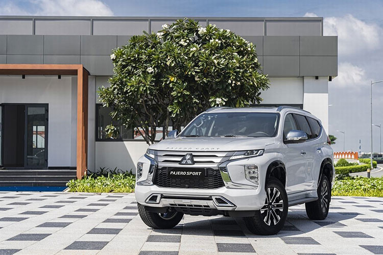 Mitsubishi Pajero Sport mới được nhập khẩu về Việt Nam, mẫu xe cạnh tranh trong phân khúc SUV 7 chỗ, có phiên bản 4x4 AT giá 1,345 tỷ đồng và 4x2 AT giá 1,11 tỷ đồng. Trong tháng 3, xe được các đại lý chính hãng đưa ra mức ưu đãi từ 45 - 55 triệu đồng.