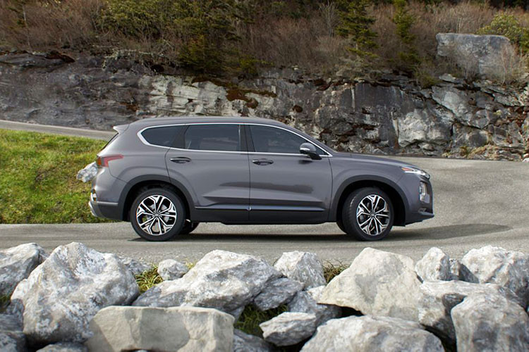 Hyundai SantaFe đang bán tại thị trường Việt thuộc thế hệ thứ 4 với thiết kế trẻ hóa, sang trọng hơn trước. Nội thất xe cũng bổ sung nhiều trang bị tiện nghi, an toàn. Phiên bản đang được giảm giá sản xuất năm 2020.