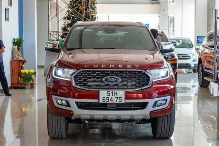 Trong khi đó, loạt xe Everest được sản xuất 2021 được Ford ưu đãi 20 triệu đồng, thiết kế và trang bị tương tự bản 2020. Thương hiệu xe Mỹ bổ sung bản Ford Everest Sport nhằm thay thế cho bản Trend và Ambiante trước đây. 3 phiên bản được Ford bán với giá 1,112-1,399 tỷ đồng. Đây là một trong những mẫu SUV 7 chỗ được khách Việt chuộng. Xe nhập khẩu từ Thái Lan.
