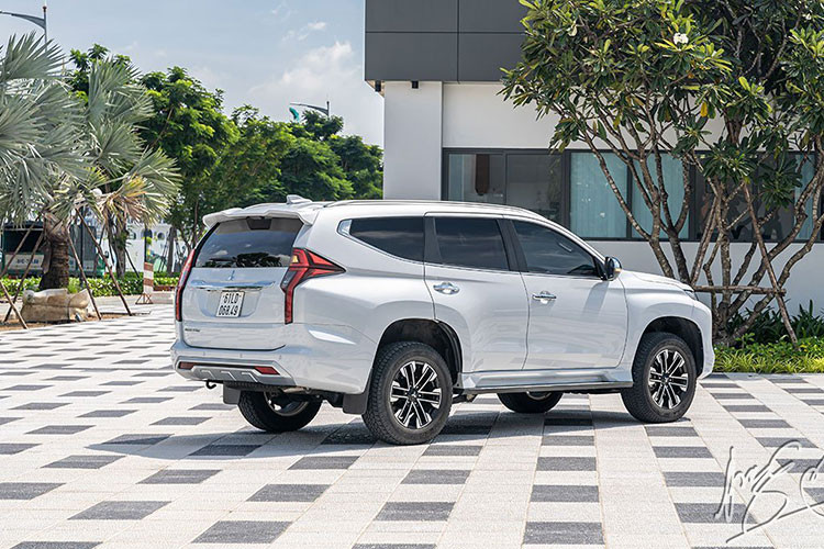 Cụ thể, người mua có thể chọn giảm phí trước bạ 25 triệu đồng và đi kèm bộ phụ kiện hoặc bảo hiểm. Ưu đãi khác là gói bảo dưỡng 35 triệu đồng, cộng với phụ kiện hoặc bảo hiểm thân vỏ trị giá 20 triệu đồng.