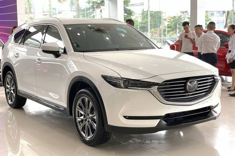 Nếu chọn mua bản Mazda CX-8 Deluxe ở thời điểm hiện tại, khách hàng được ưu đãi 50% phí trước bạ kèm gói phụ kiện trị giá 50 triệu đồng. Một số phụ kiện cho mẫu Mazda CX-8 này có thể kể đến như bệ bước chân, ty thủy lực chống capo, ốp cản sau, cốp mở điện, ghế chỉnh điện.