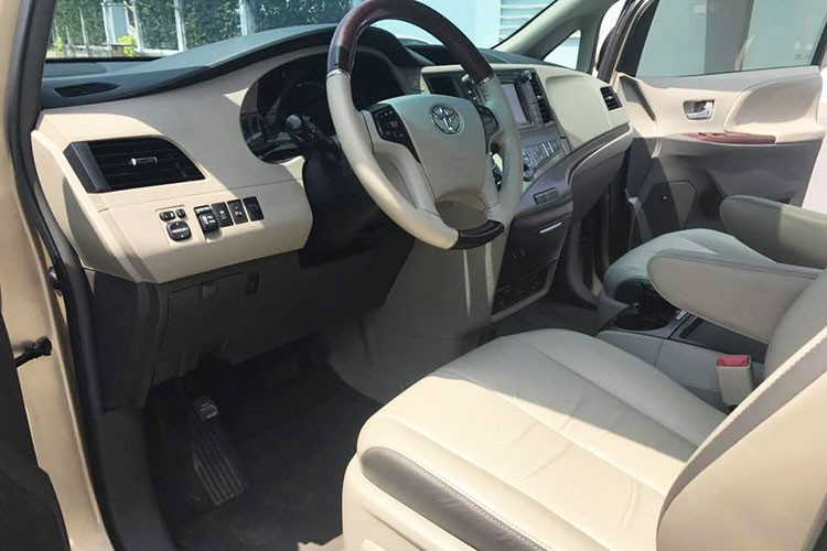 Bên trong, xe được trang bị vô lăng 4 chấu tích hợp các phím media và đàm thoại, ghế hàng 1 bọc da chỉnh điện. Màn hình giải trí trung tâm với đầy đủ các kết nối hiện đại cần thiết hiện nay. Cần số được đặt cao và lệch sang phía người lái, nhường chỗ cho cụm điều hoà 2 vùng độc lập.