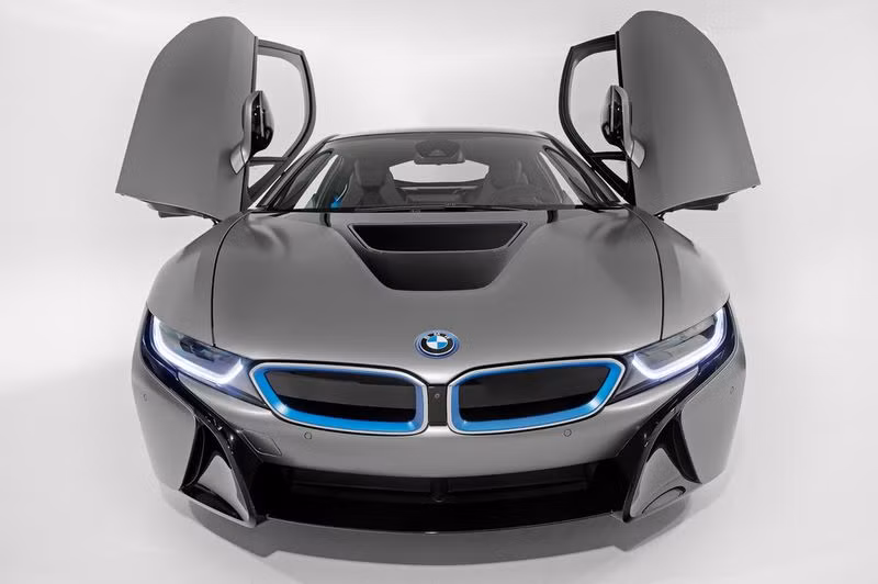 Các mẫu siêu xe BMW i8 hiện tại đang sử dụng động cơ xăng lai điện hybrid, thiết kế rất đẹp và được rất nhiều người yêu thích. Tuy nhiên tháng trước, BMW đã tiết lộ về việc sẽ sản xuất chiếc i8 thế hệ tiếp theo sử dụng điện hoàn toàn.