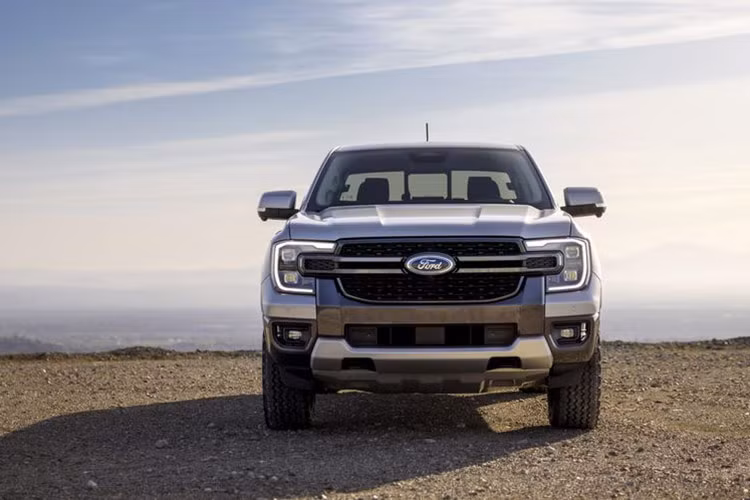 Trọng tải tối đa của xe (GVM) cũng tăng từ mức 3.060-3.350 kg (tùy phiên bản) lên đến 4.500 kg. Tổng trọng lượng kết hợp (GCM) của xe bán tải Ford Ranger Super Duty 2025 đạt 8.000 kg, cao hơn 1.600 kg so với phiên bản tiêu chuẩn.