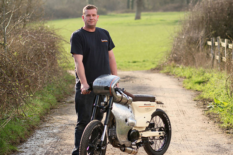 Pip tự hào kể rằng anh có niềm đam mê xe từ năm 5 tuổi, anh cất công xây dựng một xưởng độ tại nhà trong suốt 7 năm qua. "Tiền lương của tôi đều dành hết vào những chiếc xe, nhưng cũng chính nó đã mang đến cho tôi những khoản khác", Pip hào hứng khi chia sẻ.