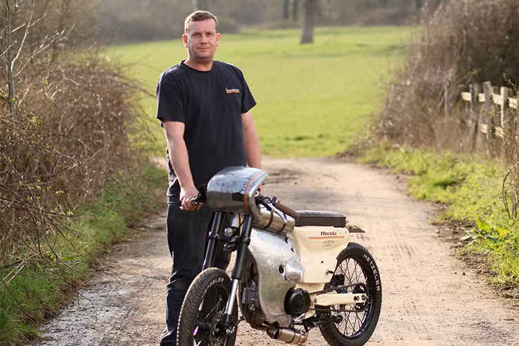 Pip tự hào kể rằng anh có niềm đam mê xe từ năm 5 tuổi, anh cất công xây dựng một xưởng độ tại nhà trong suốt 7 năm qua. "Tiền lương của tôi đều dành hết vào những chiếc xe, nhưng cũng chính nó đã mang đến cho tôi những khoản khác", Pip hào hứng khi chia sẻ.