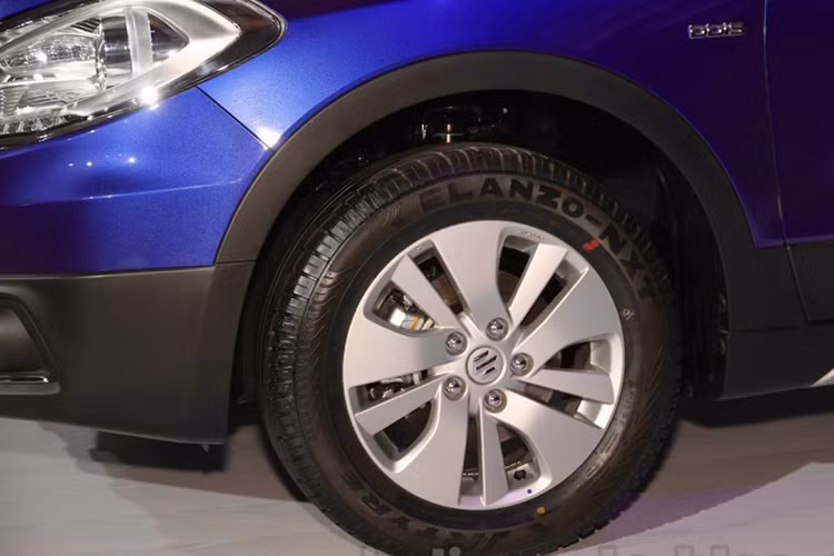Suzuki trang bị cho S-Cross bộ vành hợp kim 5 chấu kép nhỏ 16" cùng bộ lốp kích cỡ 205/60.