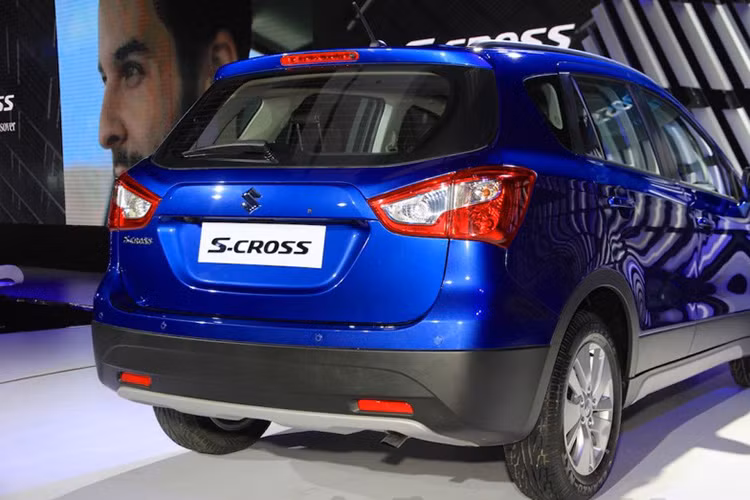 Suzuki S-Cross sở hữu chiều dài tổng 4.300 mm, rộng 1.765 mm, cao 1.590 mm và chiều dài cơ sở 2.600 Nm.