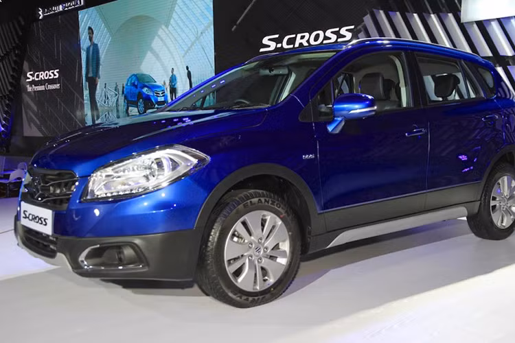 Về thiết kế, S-Cross sở hữu phong cách khá hiện đại với lưới tản nhiệt mở rộng xuống cản trước, chính giữa là hai thanh ngang và logo Suzuki.