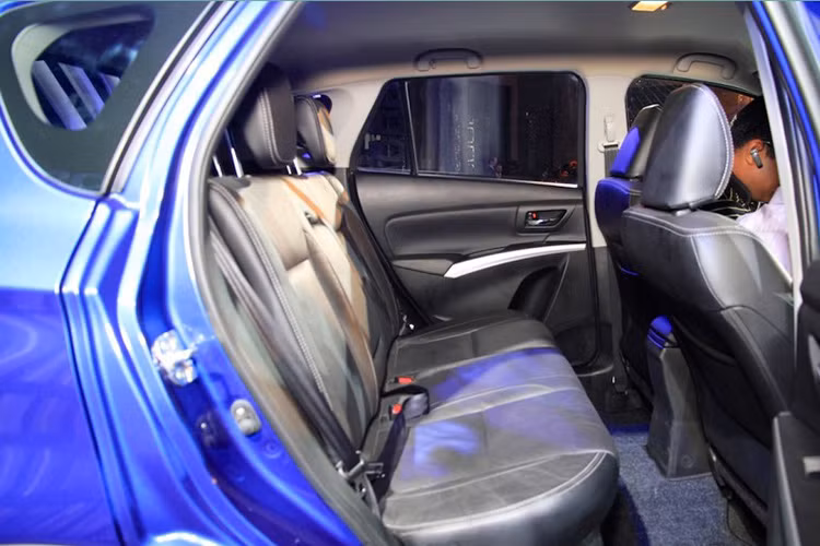 Bên trong, nội thất xe mang phong cách đơn giản với màu đen làm chủ đạo và điểm nhấn là các chi tiết mạ bạc.